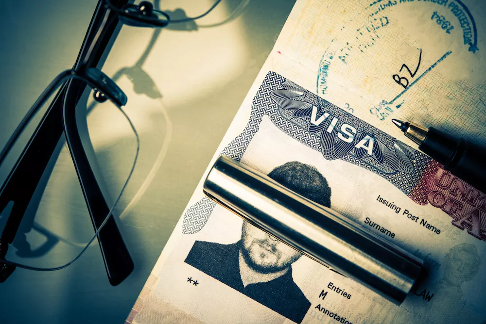 Придется ждать намного дольше: американцы и россияне отреагировали на новые правила получения виз