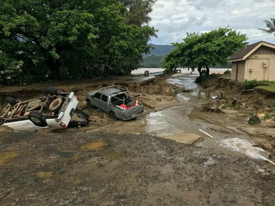 На Гавайях сильное наводнение из-за рекордных осадков (фото, видео)