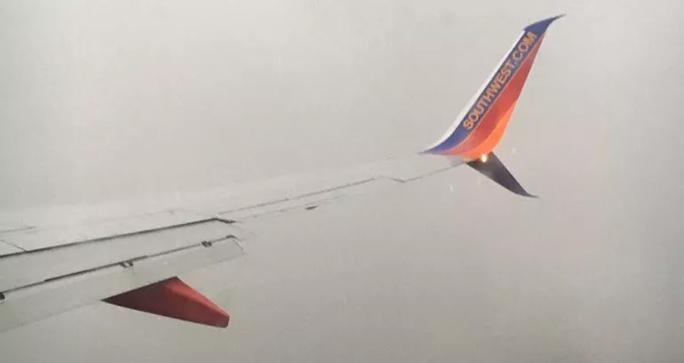 Пилотам Southwest Airlines чудом удалось совершить посадку в сильный шторм