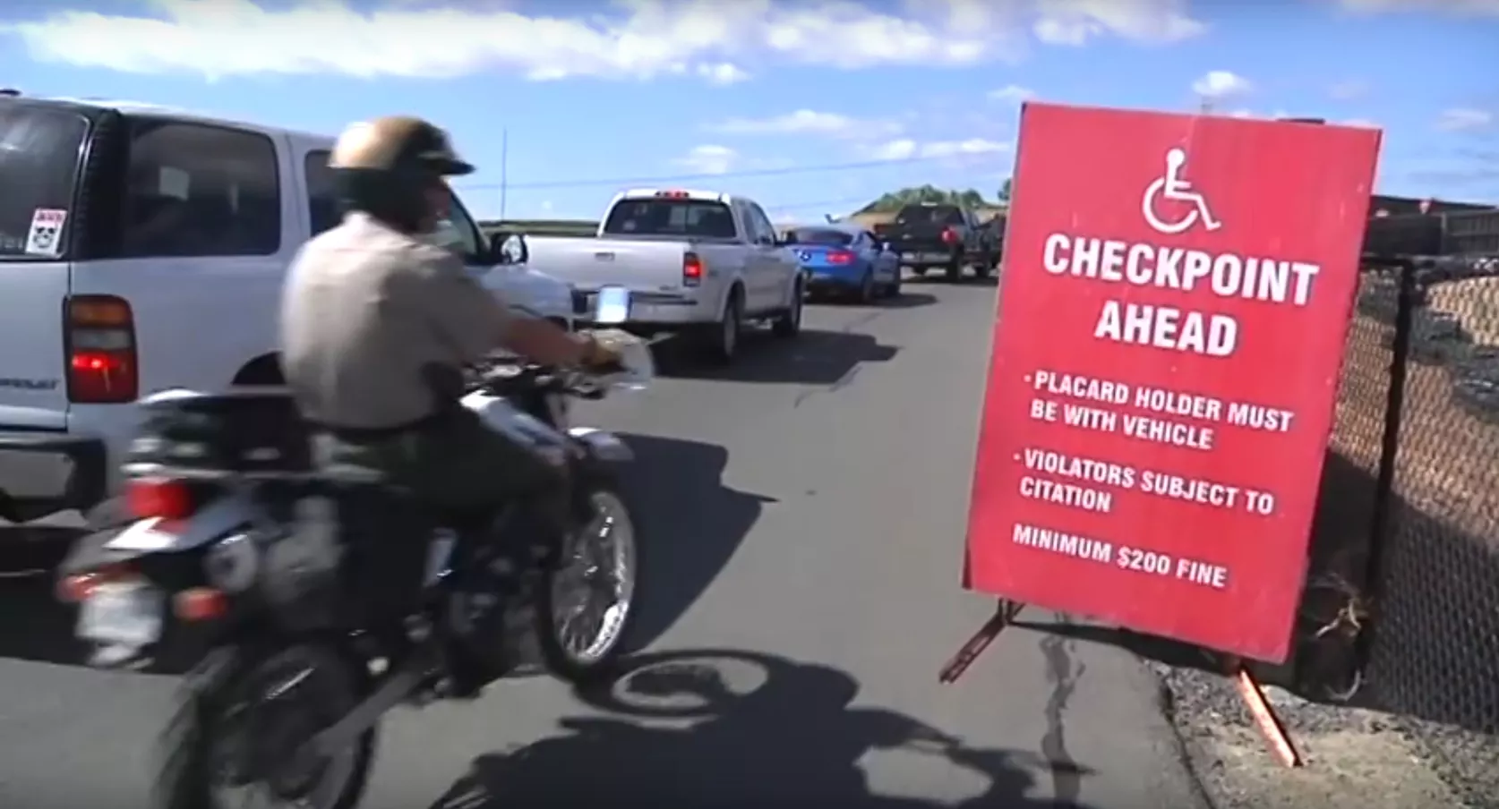 Американцы получили массовый штраф на $1075 за въезд на парковку для инвалидов (ВИДЕО)