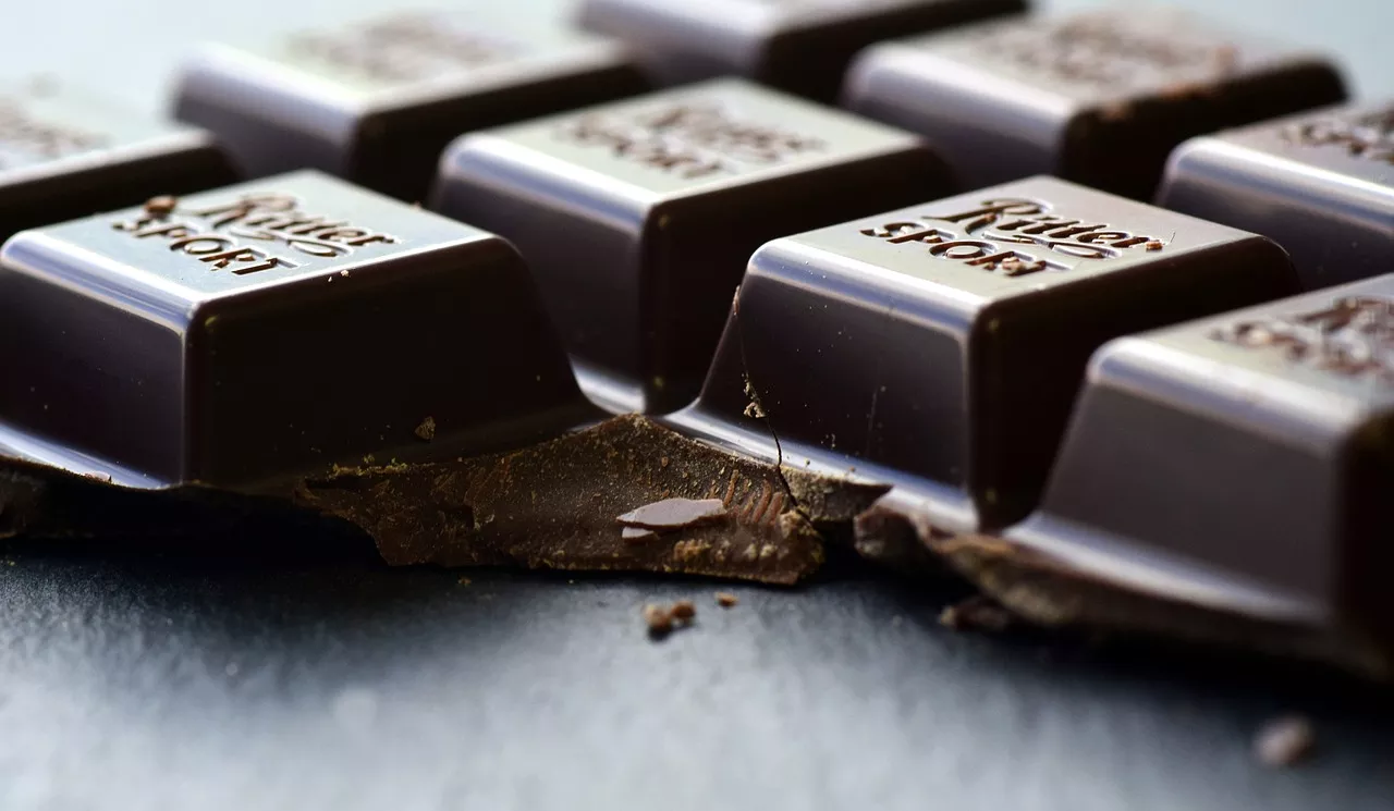 Не вовремя съеденная шоколадка обошлась женщине в 6 тысяч долларов