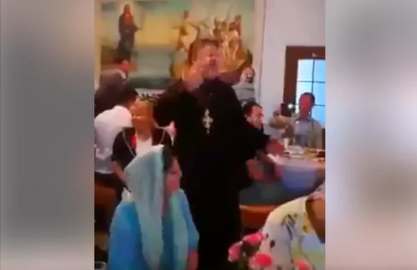 Священника РПЦ, спевшего «Мурку» в трапезной храма, высылают из Москвы (видео)