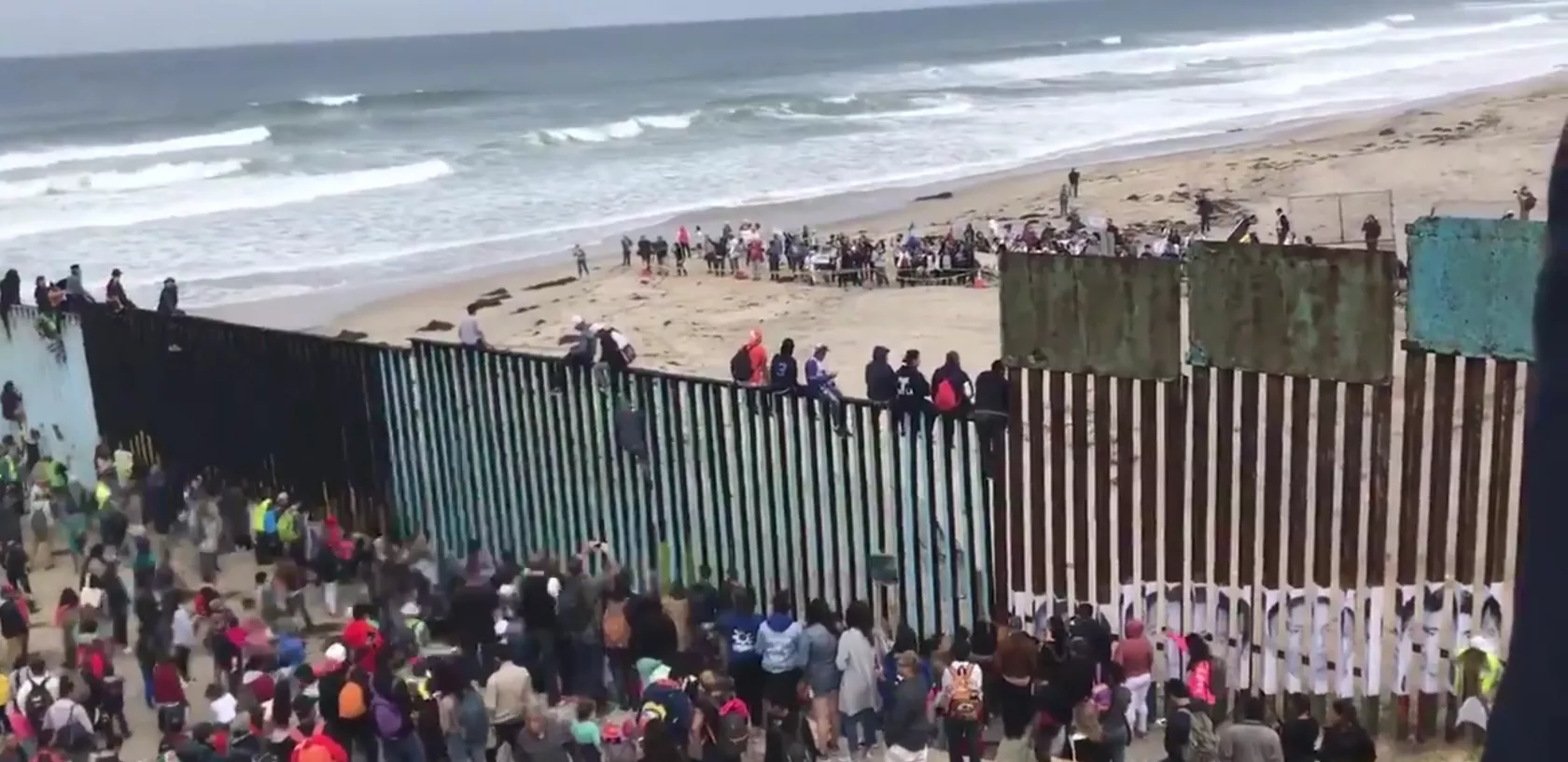 Караван мигрантов из Центральной Америки взял в осаду границу с США (видео)