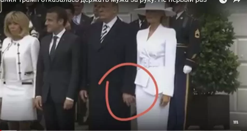 Опять не получилось: Дональд Трамп попытался взять жену за руку (видео)