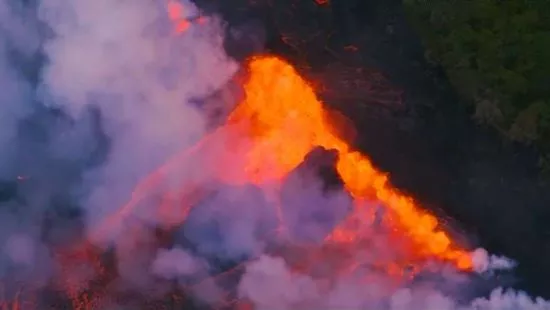 На Гавайях поток лавы движется к крупной электростанции (видео)