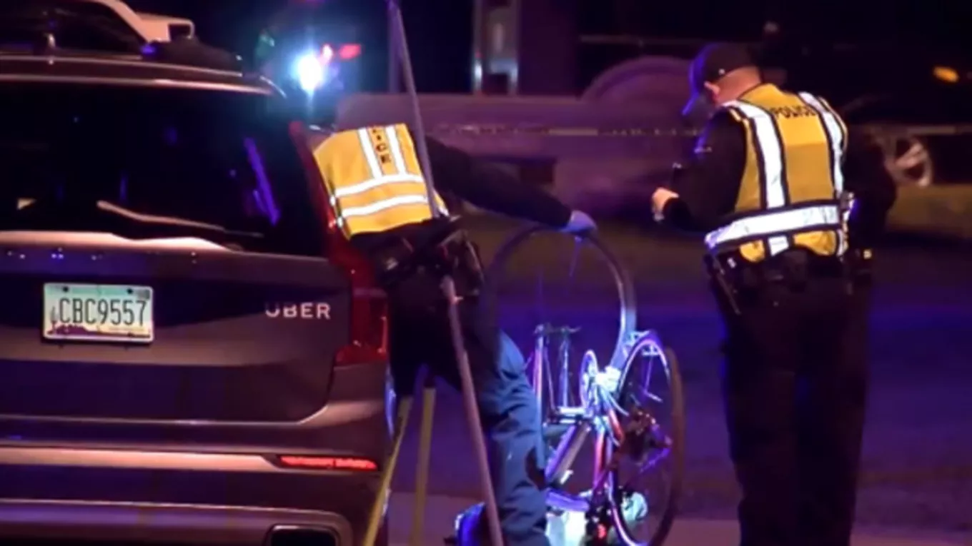 Cамоуправляемая машина Uber «увидела» велосипедистку, но всё равно сбила её