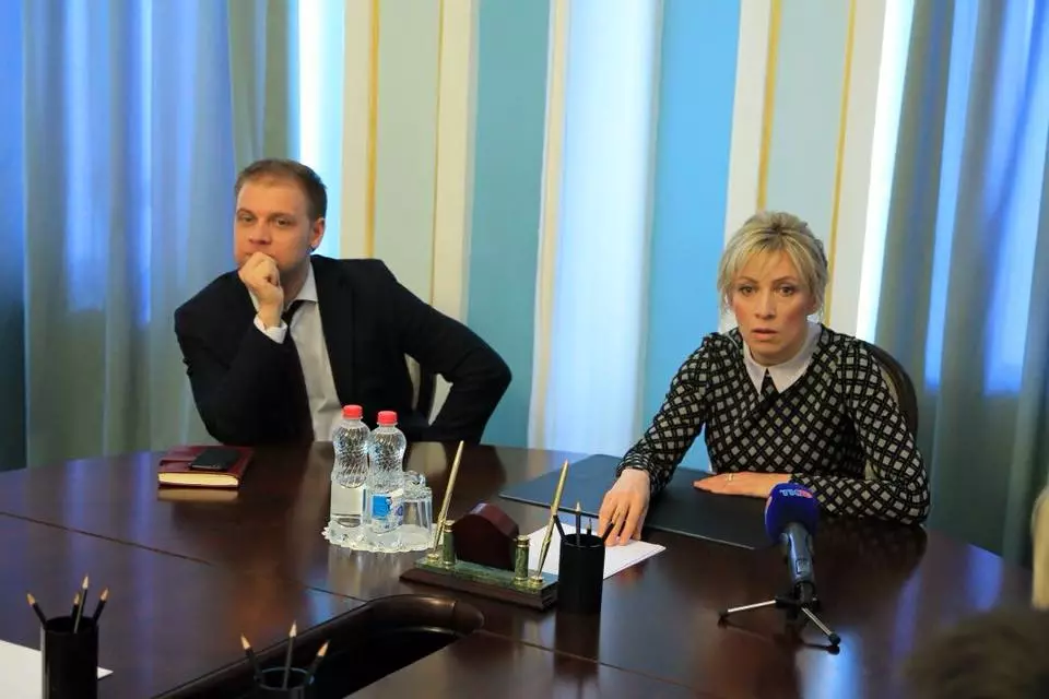 Захарова предложила СБУ поискать у украинских чиновников грин-карты