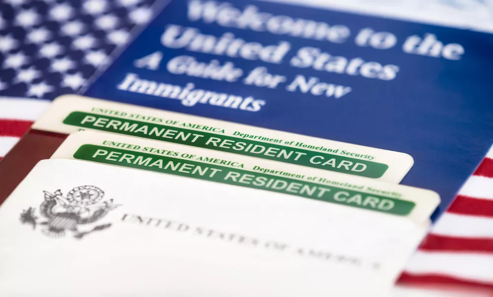 В Штатах не успевают выдавать грин-карты: сотням тысяч иммигрантов придется ждать 5 лет