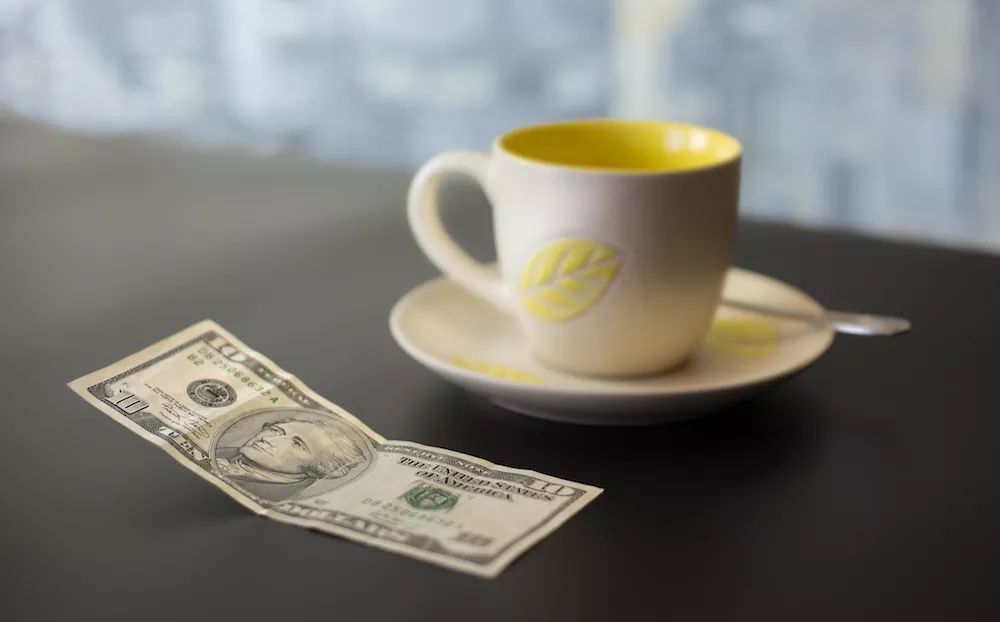 Чаевые в фудкортах: обязательно ли платить официантам в закусочных