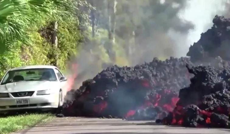 Поток раскалённой лавы на Гавайях уничтожил стоящий на его пути автомобиль (видео)