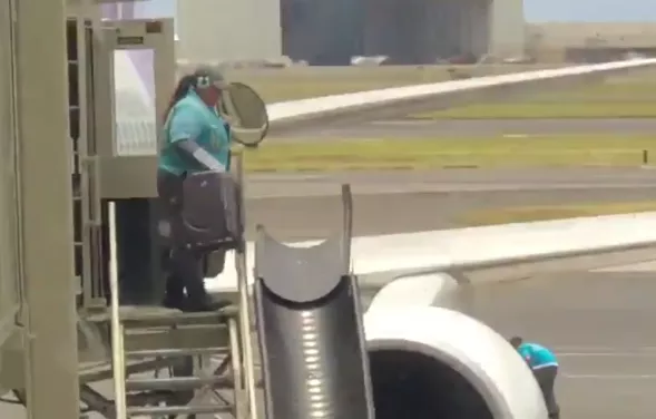 Пассажир заснял на видео, как ужасно обращаются с багажом в американском аэропорту