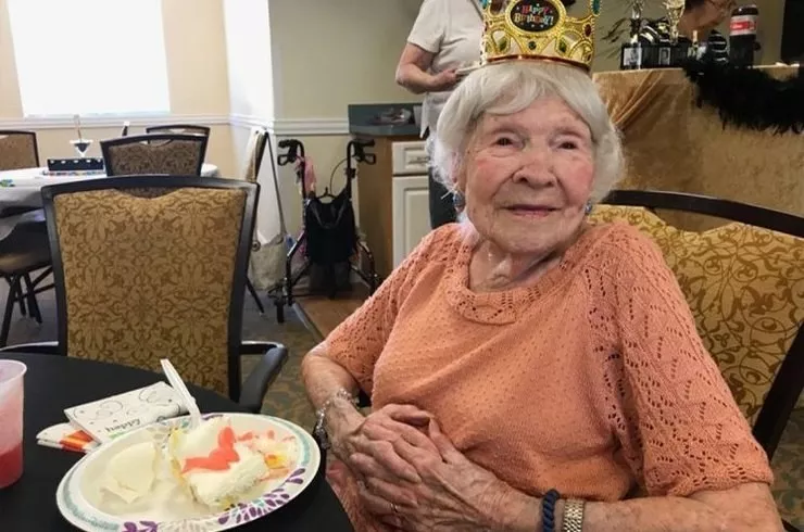 «Пила, курила и гуляла допоздна»: 105-летняя американка рассказала секрет долголетия