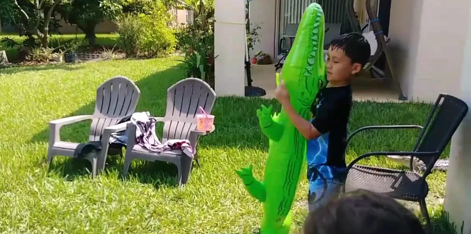 Мальчик из Флориды заигрался с надувным крокодилом и не заметил настоящего (видео)