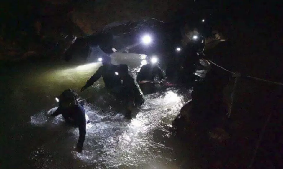 Из затопленной пещеры в Таиланде спасли уже 8 подростков. Как проходит операция