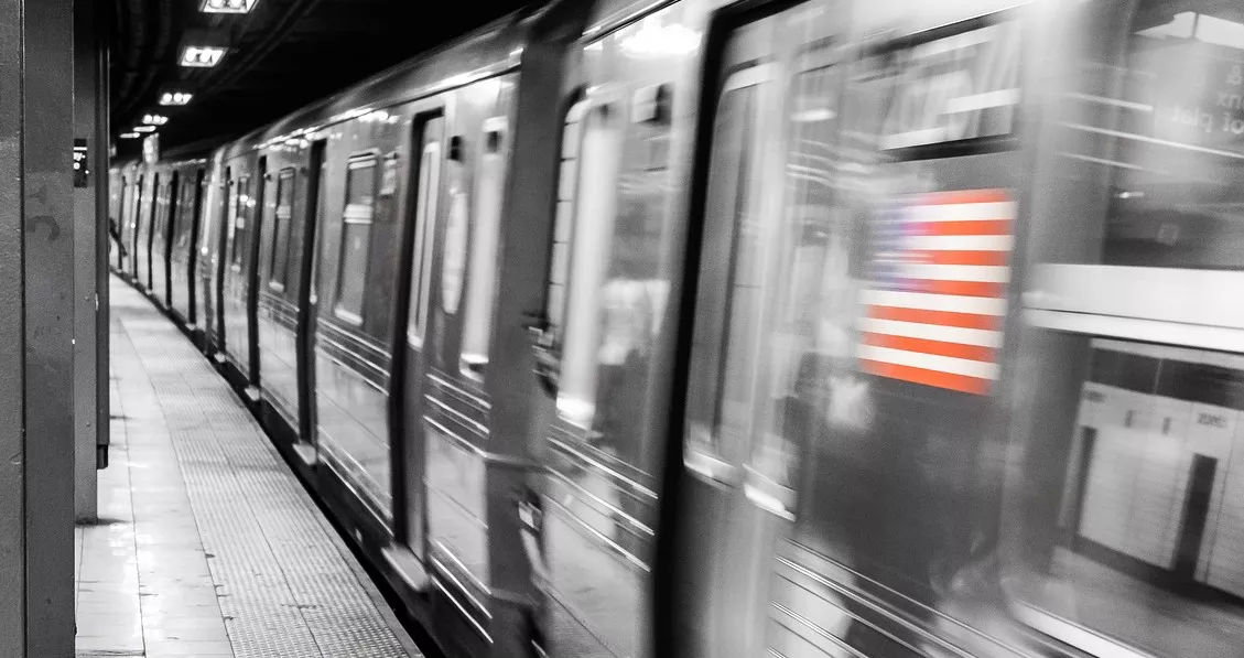 В Нью-Йорке женщина с ребенком упала под поезд и чудом выжила