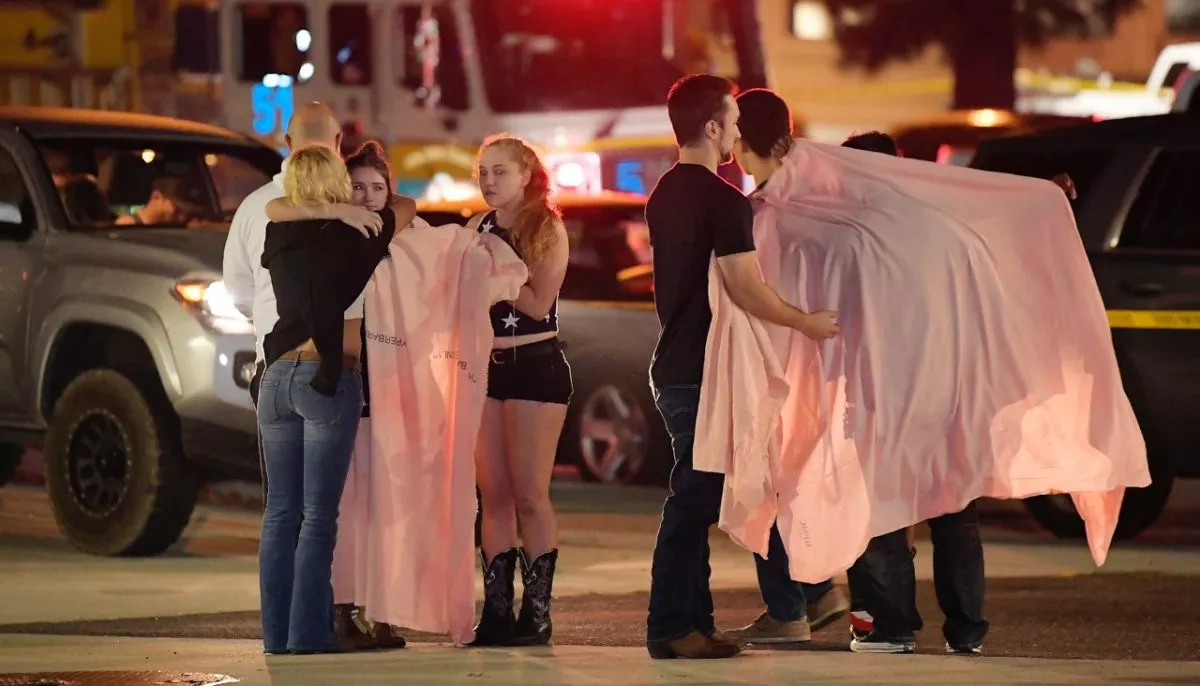 В одном из самых безопасных городов США в баре застрелили 12 человек. Главное
