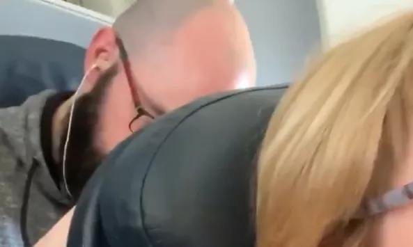 Женщина откинула кресло в самолете и мужчина вышел из себя. Соцсети спорят кто прав (видео)
