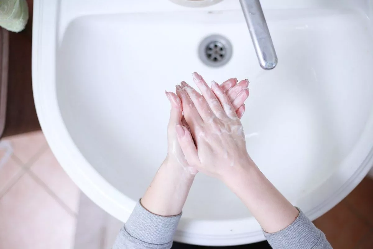 Как правильно мыть руки, чтобы не заразиться коронавирусом (видео)