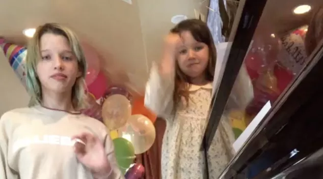 Дочь Миллы Йовович спела русскую детскую песенку «Антошка» (видео)
