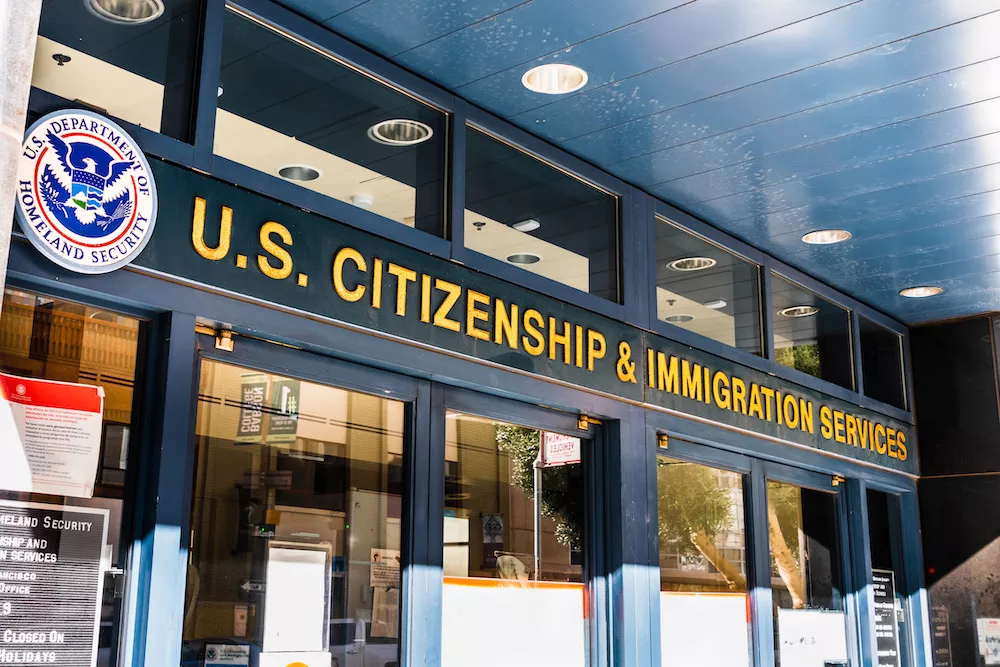 Иммиграционный коллапс в Орландо: иммигранты спят на улице перед офисом ICE