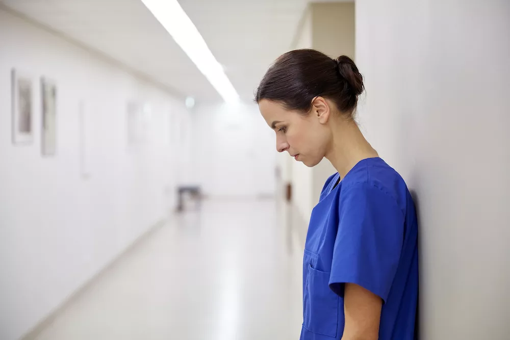 Во время пандемии зарплату медсестрам в США подняли до $8000 в неделю