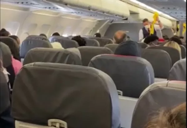 Забитый людьми без масок самолет American Airlines возмутил путешествующую мать (видео)