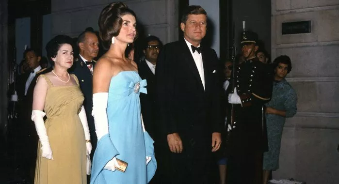 Почему Жаклин Кеннеди всегда ходила в перчатках? Дело тут далеко не только в стиле