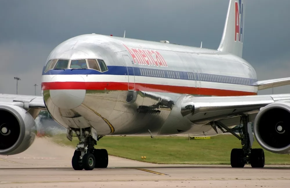 Пассажир American Airlines обокрал двух женщин прямо во время полета