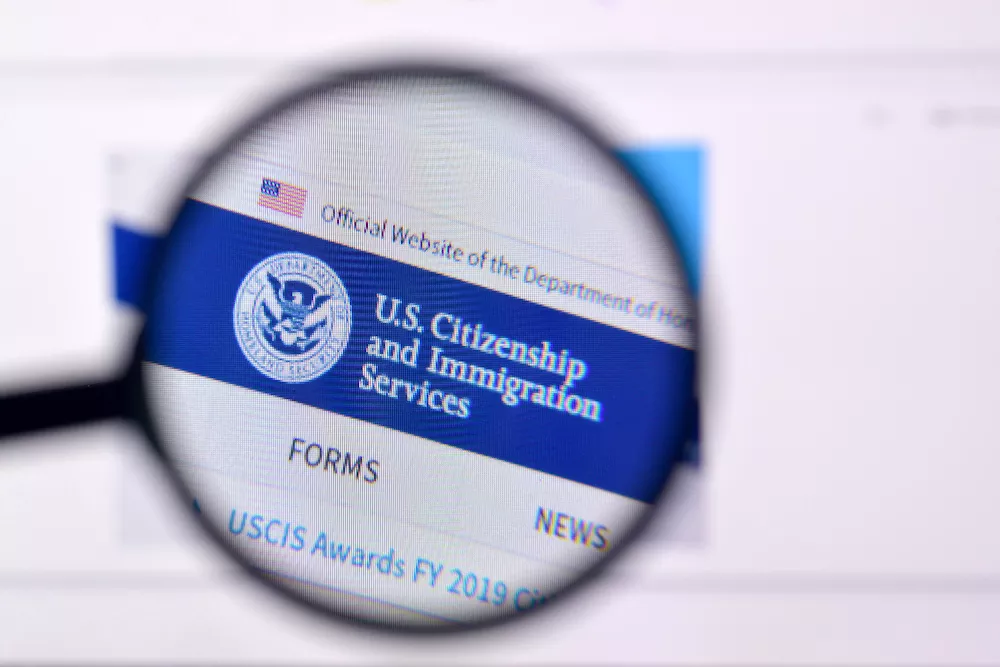 Как определить период ожидания иммиграционной услуги и проверить статус заявки