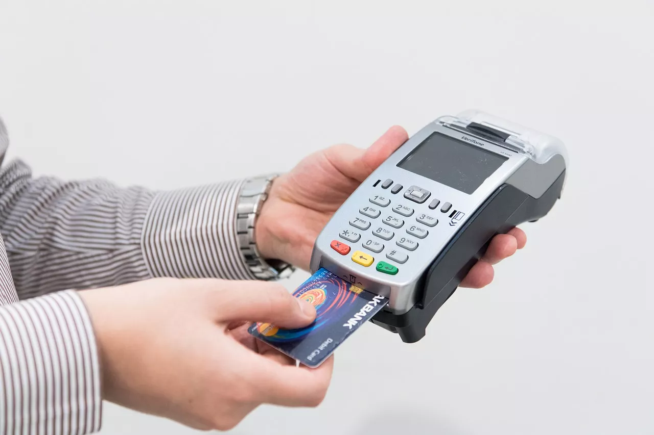 Мошенничества с кредитными картами стали самым популярным видом обмана в США: как обезопасить себя