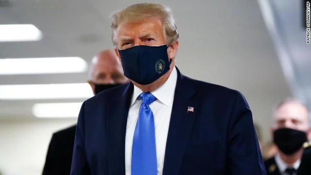 Трамп впервые с начала пандемии появился на публике в маске: и это не спроста