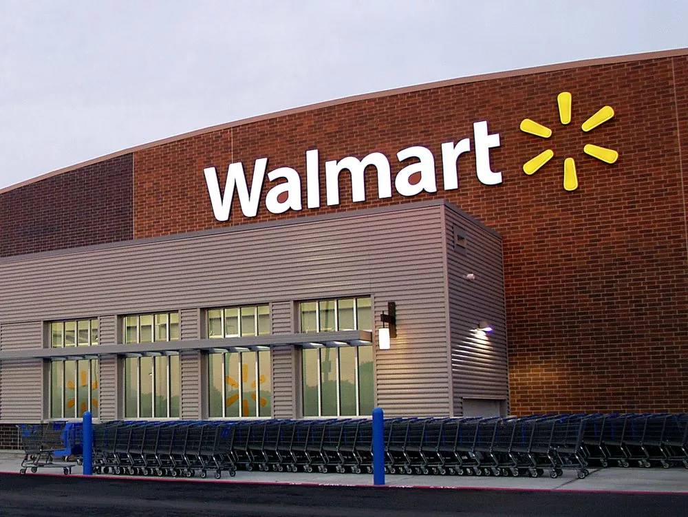Сотрудникам Walmart повысили зарплату до $20 в час