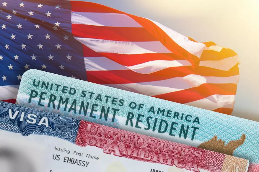 Запрет на выдачу грин-карт в США продлен: детали