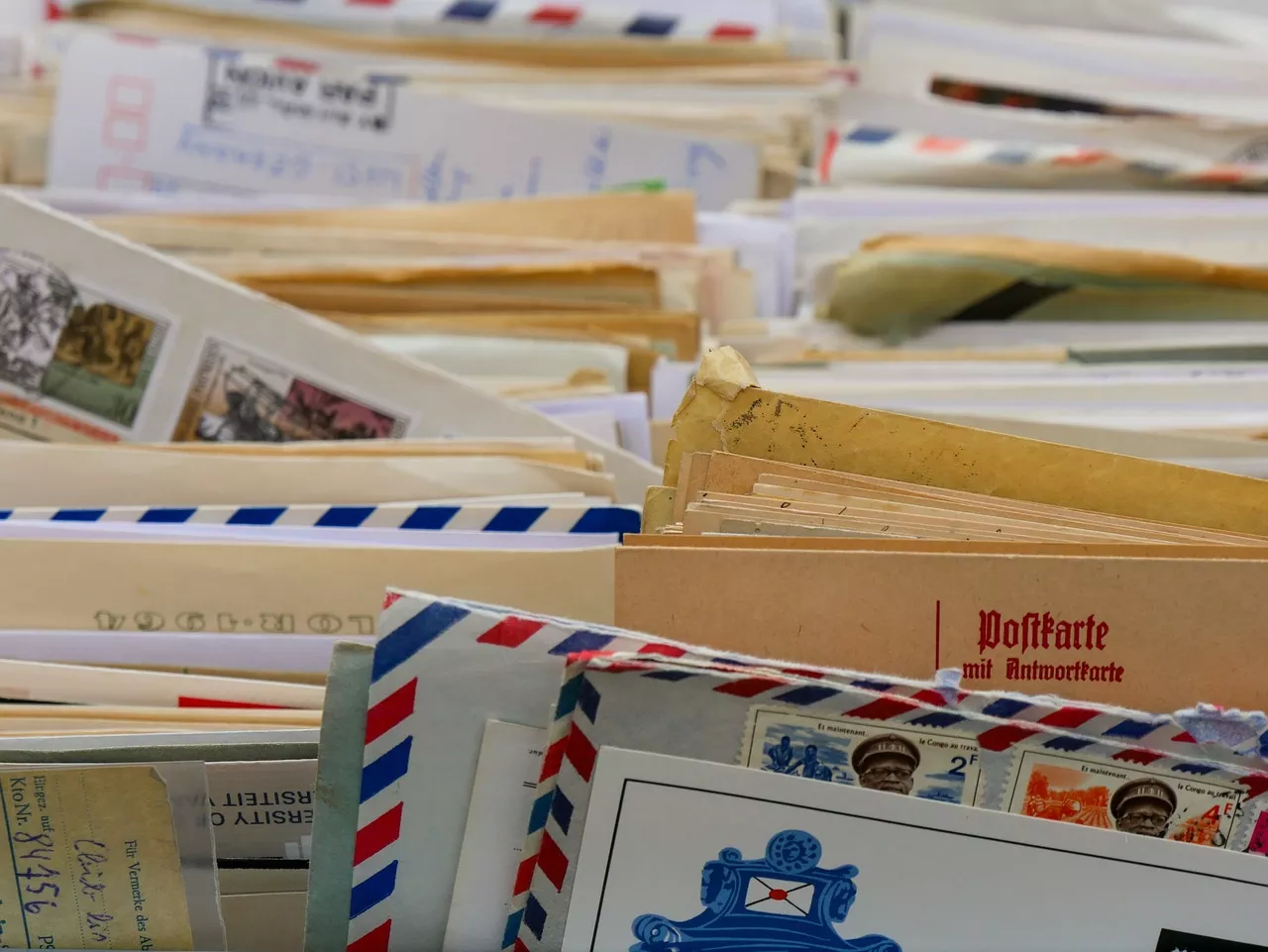 Почтальон из Квинса вскрывала чужую корреспонденцию и потратила $8 тысяч чужой кредитной картой