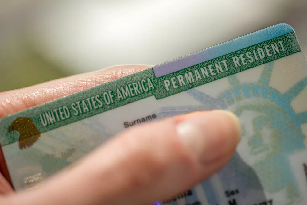 Можно ли держателям грин-карт жить у себя на родине, лишь иногда прилетая в США?