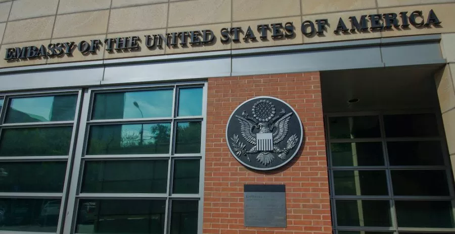 Американское посольство в Москве частично возобновит выдачу виз: что надо знать