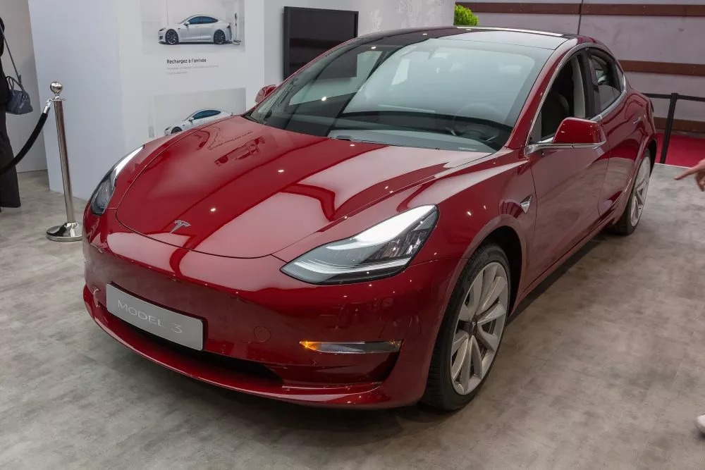 Tesla отзывает миллион автомобилей из-за опасных стеклоподъемников