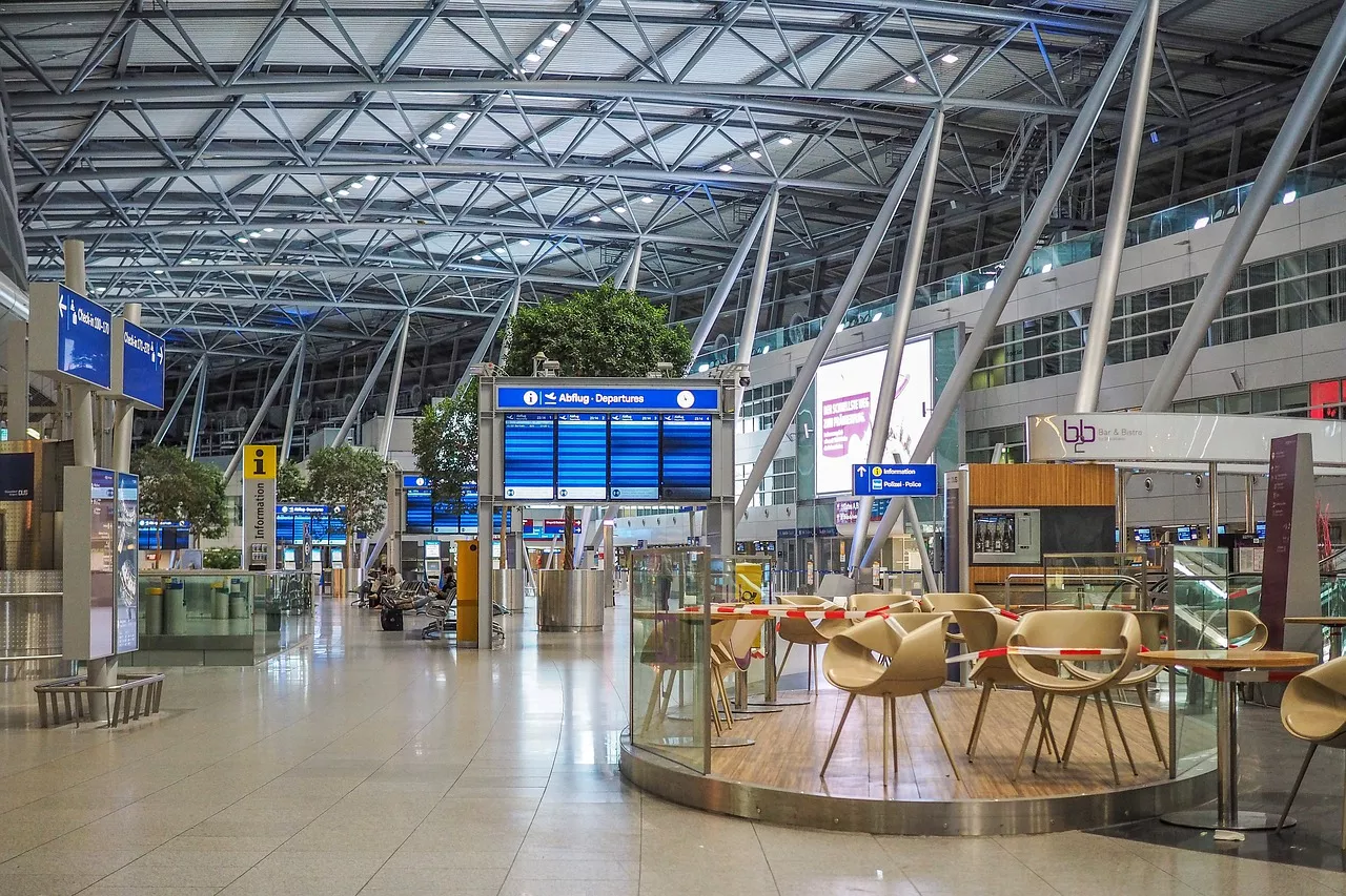 Родители намеренно бросили ребенка в аэропорту Израиля, чтобы не платить за его билет