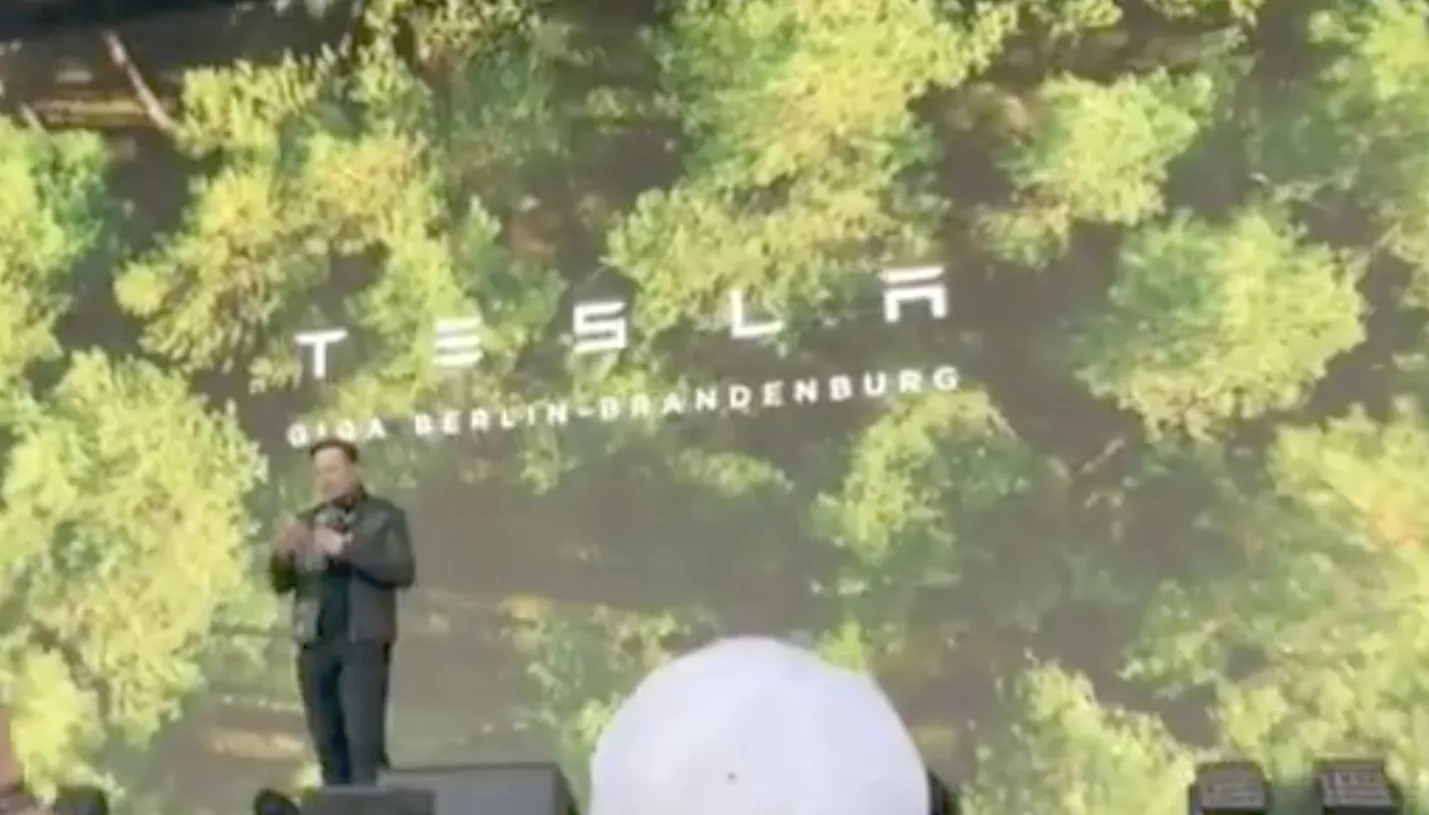 Илон Маск громко открыл первый завод Tesla в Европе