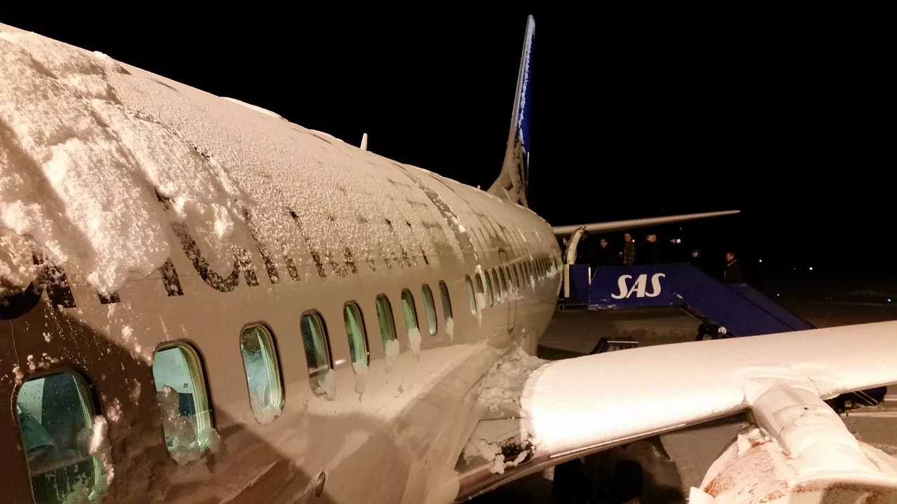 Снежная буря в США стала причиной отмены тысячи авиарейсов