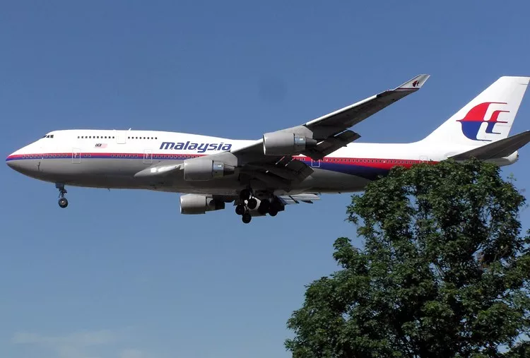 Самолет Malaysia Airlines внезапно снизился на 2 км: люди повылетали из кресел