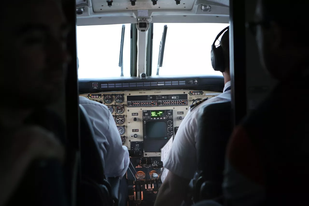 Паника в самолете: во время рейса Нью-Йорк – Рим оба пилота уснули и не отвечали диспетчеру
