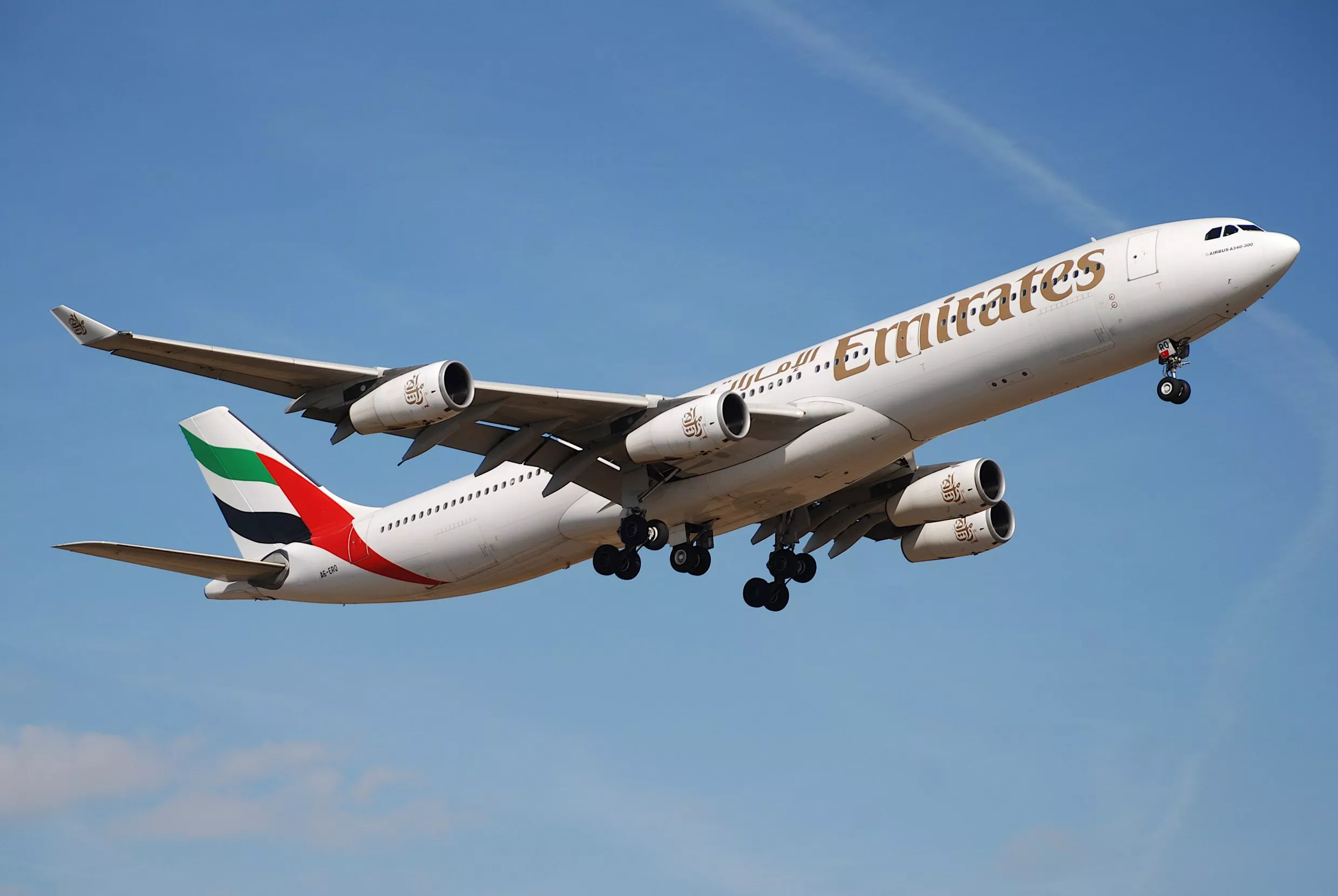 Пассажиры Emirates почти 14 часов летели в самолете с дырой в корпусе