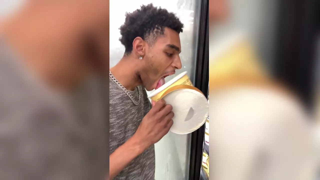 Пранк не удался: американец получил реальный срок за то, что облизал мороженое в Walmart (видео)
